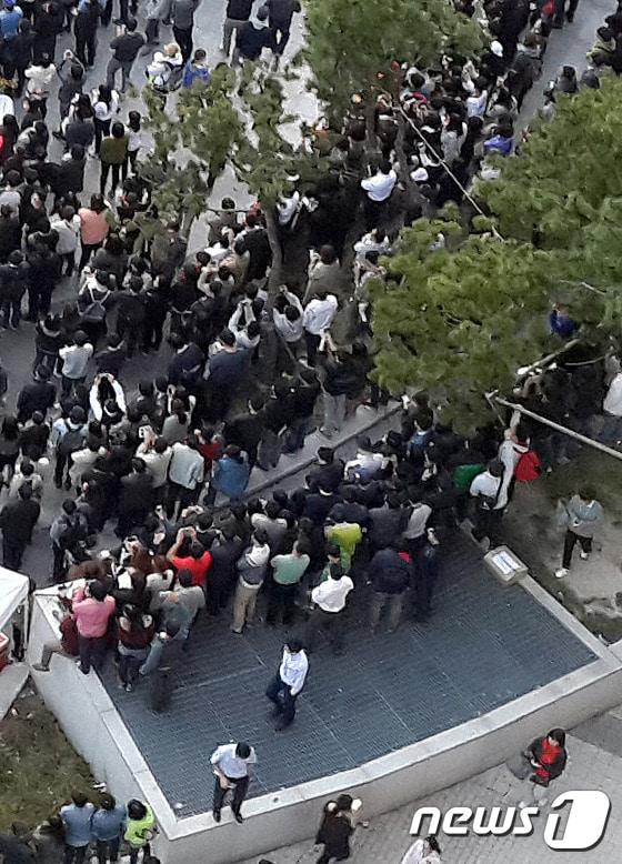 본문 이미지 - 지난해 10월17일 발생한 경기 성남시 판교동 환풍구 추락사고 안전 불감증이 부른 인재로 결론났다. 사진은 사고발생 직전 모습(독자 제공) 2014.10.17/뉴스11 ⓒ News1 김영진 기자