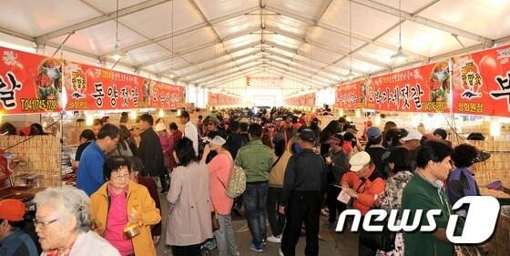 본문 이미지 - 성황중인 젓갈판매장,ⓒ News1