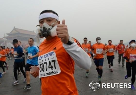 본문 이미지 - Participants wearing masks during a hazy day at the Beijing International Marathon in front of Tiananmen Square, in Beijing