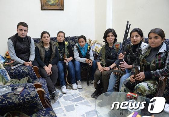본문 이미지 - 시리아 쿠르드족 민병대(YPG)의 여성 대원들. ⓒ AFP=뉴스1