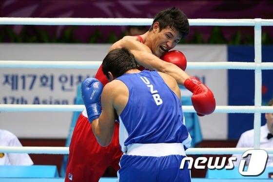 본문 이미지 - 2일 인천 선학체육관에서 열린 2014 인천아시안게임 남자 복싱 라이트헤비급(81kg급) 4강전에 나선 한국 복싱대표팀 김형규와 우즈베키스탄의 오이베크 마마줄루노프가 경기를 펼치고 있다. /뉴스1 ⓒ News1 한재호 기자