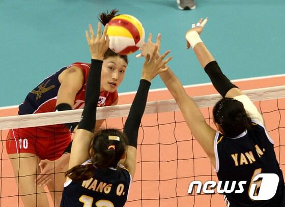 본문 이미지 - 여자 배구대표팀의 김연경. 지난해 인천아시안게임에서 중국 블로커들을 앞두고 스파이크를 날리고 있는 모습. /뉴스1 ⓒ News1