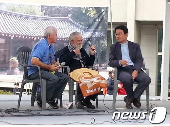 본문 이미지 - 원선오 신부&#40;가운데&#41;와 공민호 수사&#40;왼쪽&#41;, 한국살레시오회 선교국장 장동현 신부가 19일 살레시오회 관구관에서 열린 선교의 날 행사에 참석해 &#39;남수단 마을학교 100개 짓기&#39; 사업을 소개하고 있다. ⓒ News1