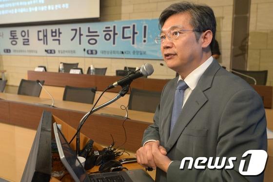 본문 이미지 - 김병연 서울대학교 교수가 20일 오후 서울 중구 남대문로 대한상공회의소에서 열린 "통일대박 가능하다"세미나에서 통일 한국 경제 관련 주제 발표를 하고 있다. 2014.10.20/뉴스1 ⓒ News1 민경석 기자