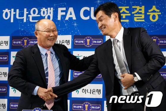 본문 이미지 - 박항서 상주 감독&#40;왼쪽&#41;이 FA컵 4강 조추첨식이 끝난 뒤 최용수 서울 감독과 악수를 나누고 있다. ⓒ News1