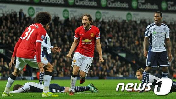 본문 이미지 - 맨유 블린트가 21일(한국시간) 영국 웨스트브롬위치 더 호손스에서 열린 2014-2015시즌 EPL 8라운드 WBA전에서 후반 42분 동점골을 터트린 뒤 환호하고 있다. ⓒ AFP=News1