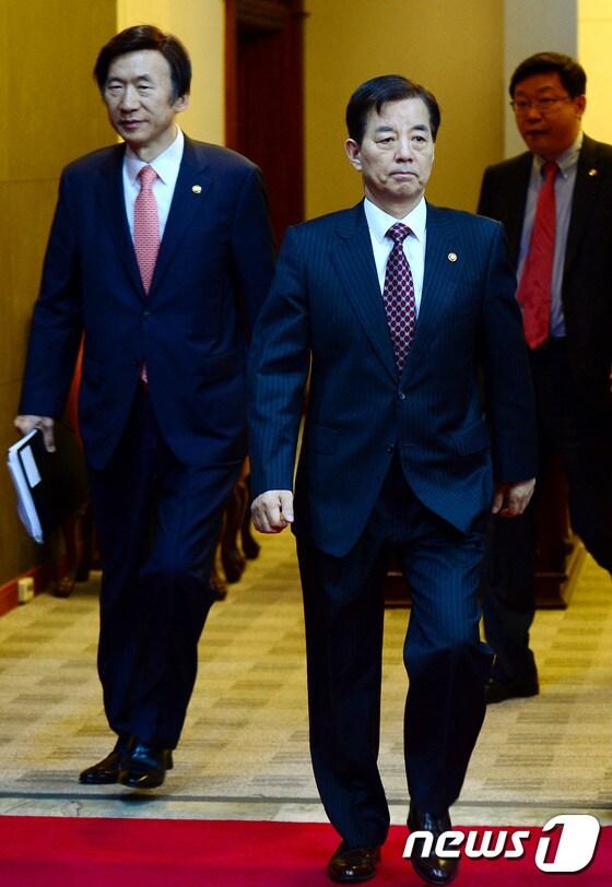 본문 이미지 - 윤병세 외교부 장관(왼쪽)과 한민구 국방부 장관.  (서울=뉴스1) 박정호 기자 ⓒ News1