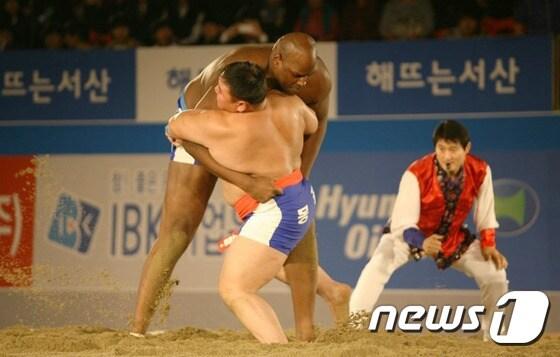 본문 이미지 - 미국의 장신 씨름 선수 커티스 존슨이 천하장사 8강 진출에 오르고 싶다는 목표를 밝혔다. 대한씨름협회 제공 ⓒ News1