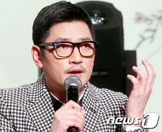 본문 이미지 - 바비킴이 22일 오전 서울 서초구 더 리버사이드호텔에서 열린 정규4집 앨범 '거울' 쇼케이스 및 간담회에서 앨범을 소개하고 있다. 2014.10.22 스타뉴스/뉴스1 ⓒ News1