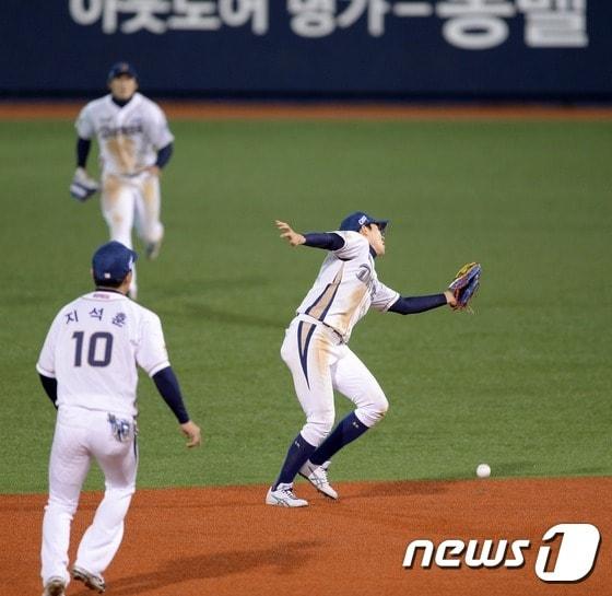 본문 이미지 - 22일 오후 경남 창원마산야구장에서 열린 2014 한국야쿠르트 세븐 프로야구 준플레이오프 2차전 NC 다이노스와 LG 트윈스의 경기에서 LG 9회초 1사 1루 상황 이병규의 높이 뜬 공을 NC 2루수 박민우가 놓치고 있다.2104.10.22/뉴스1 ⓒ News1 이동원 기자