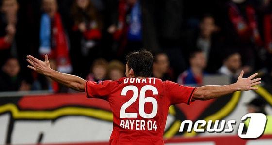 본문 이미지 - 레버쿠젠 지울리오 도나티가 23일(한국시간) 러시아 상트 페테르부르크 페트로프스키 스타디움에서 열린 제니트와의 2014-2015 유럽축구연맹 (UEFA) 챔피언스리그 C조 3차전 원정 경기에서 선제골을 터트린 뒤 환호하고 있다. ⓒ AFP=News1