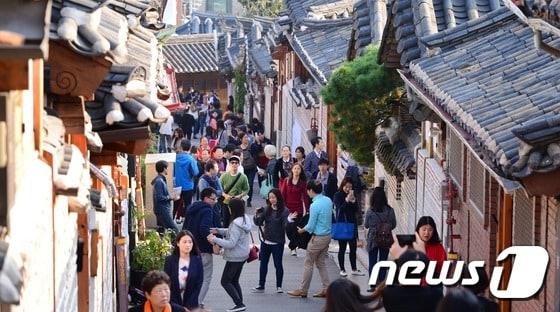 본문 이미지 - 서울 북촌 한옥마을에서 시민들과 외국인관광객들이 붐비는 모습. ⓒ News1 박지혜 기자 