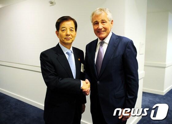 본문 이미지 - 22일(현지시간) 워싱턴에서 열린 제46차 한미안보협의회(SCM)에서 대화를 나누고 있는 한민구 국방부 장관과 척 헤이글 국방장관 ⓒ News1 2014.10.23/뉴스1 ⓒ News1 배상은 기자