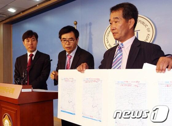 본문 이미지 - 이민복 북한동포직접돕기운동 대북풍선단장(가운데) 2014.10.24/뉴스1 ⓒ News1 송원영 기자