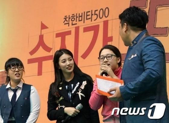 본문 이미지 - 광주 설월여자고등학교를 방문한 비타500 모델 수지.(왼쪽에서 두 번째)/ⓒ News1