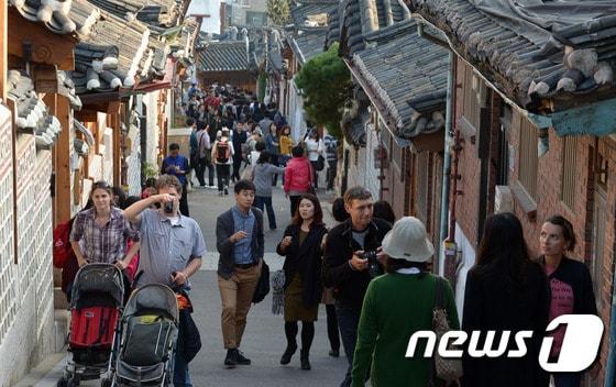 본문 이미지 - 북촌 개방의 날인 24일 오후 서울 북촌 한옥마을에서 시민들과 외국인 관광객들이 즐거운 시간을 보내고 있다. 서울시는 주민과 방문객이 북촌의 가치와 문화를 공유하고 즐길 수 있도록 이날부터 26일까지 삼청동·가회동 등 북촌 전역에서 ‘북촌 개방의 날 - 숨은 북촌 찾기’ 행사를 연다고 밝혔다. 2014.10.24/뉴스1 ⓒ News1 민경석 기자