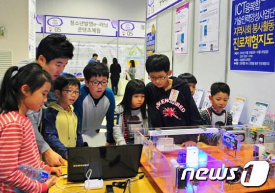본문 이미지 - 24일 개막한 &acute;2014 광주과학문화축전&acute;에 9개의 최첨단 ICT 시스템을 전시한 호남대 ICT융복합기술인재양성사업단 부스를 방문한 관람객들이 직접 체험해 보고 있다. /사진제공=호남대ⓒ News1