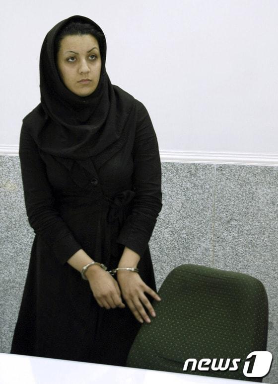 본문 이미지 - 자신을 성폭행하려던 남성을 살해한 혐의로 2009년 사형을 선고받은 레이하네 자바리가 26일(현지시간) 교수형에 처해졌다. ⓒ AFP=뉴스1