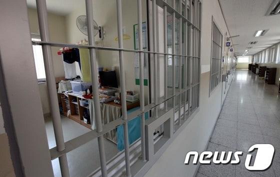 본문 이미지 - 서울시 구로구 천왕동 서울남부교도소 4인실 전경. (사진공동취재단) 2014.10.26/뉴스1