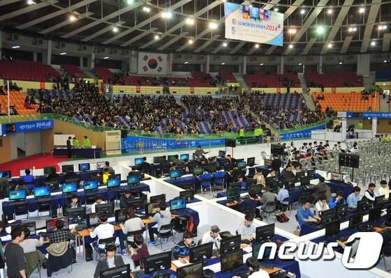 본문 이미지 - 수원종합운동장에서 진행된 ‘2014 수원정보과학축제’가 24~25일 이틀 동안의 일정을 마무리하고, 성황리 막을 내렸다./사진제공=수원시청 ⓒ News1