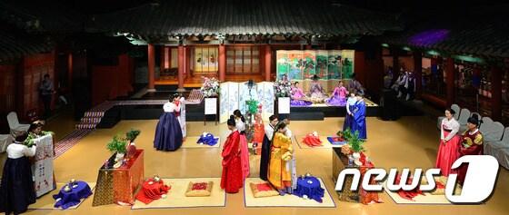 본문 이미지 - 26일 오전 서울 송파구 롯데 민속박물관에서 다문화가정 부부들이 합동 전통 혼례를 올리고 있다. 2014.10.26/뉴스1 ⓒ News1 송은석 기자