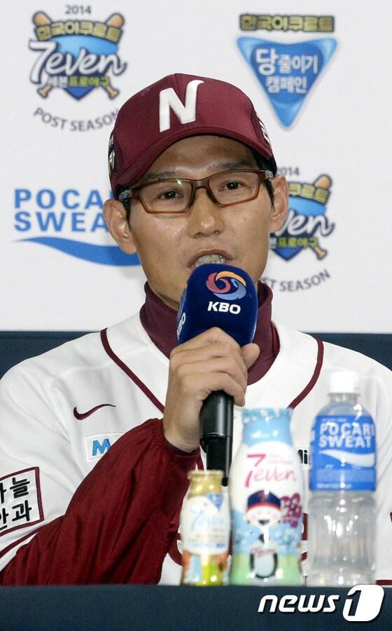 본문 이미지 - 넥센 염경엽 감독이 26일 오후 서울 목동야구장에서 열린 한국야쿠르트 세븐 프로야구 포스트시즌 미디어데이에서 포부를 밝히고 있다. LG와 넥센의 플레이오프 1차전은 27일 오후 6시30분 목동구장에서 열릴 예정이다. 2014.10.26/뉴스1 ⓒ News1 안은나 기자