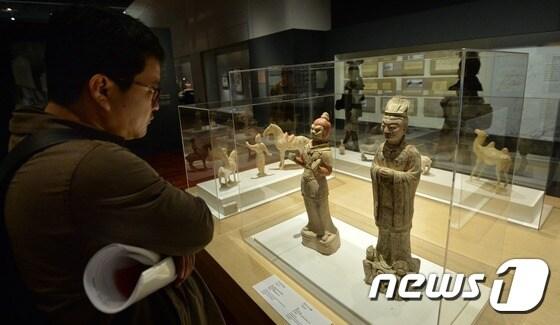 본문 이미지 - 27일 오후 서울 용산구 국립중앙방물관 상설전시관 특별전시실에서 관계자가 '동양(東洋)을 수집하다-일제강점기 아시아 문화재의 수집과 전시'를 살펴보고 있다. /뉴스1 ⓒ News1 손형주 기자