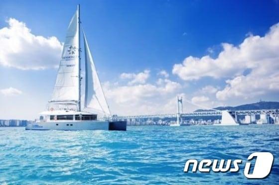 본문 이미지 - 부산 남구 용호만 유람선터미널 &acute;삼주 다이아몬드베이&acute;를 모항으로 한 92인승 카타라만 요트 &acute;마이다스 720-1호&acute;가 25일부터 운항을 시작했다.(사진제공=삼주)ⓒ News1