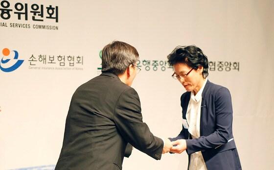 본문 이미지 - 28일 서울 태평로 한국 프레스센터에서 열린 제 51회 저축의 날 시상식에서 손은숙(사진 오른쪽)씨가 국민포장을 수상받고 있다.(신협 제공) 2014.10.28/뉴스1 ⓒ News1