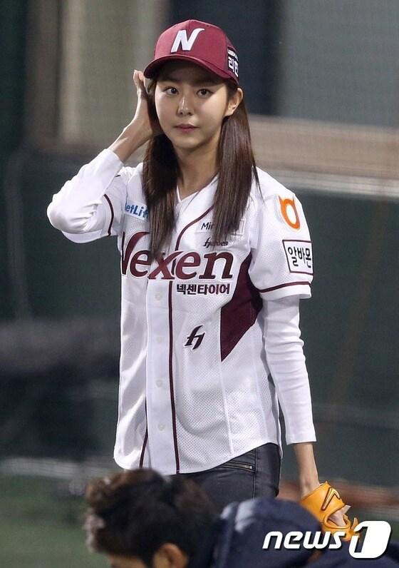 본문 이미지 - 애프터스쿨 유이가 플레이오프 2차전에서 '패대기 시구'를 선보여 화제다. ⓒ News1