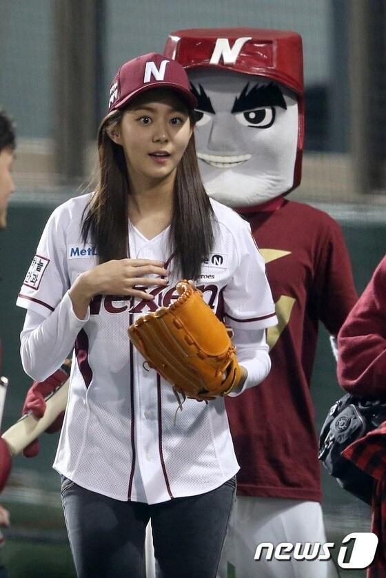 본문 이미지 - 애프터스쿨 유이가 플레이오프 2차전 시구자로 나섰다. ⓒ News1