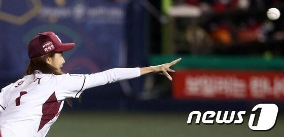 본문 이미지 - 애프터스쿨 유이가 28일 서울 목동야구장에서 열린 2014 한국야쿠르트 세븐 프로야구 플레이오프 2차전 넥센 히어로즈와 LG 트윈스의 경기에서 시구하고 있다. 2014.10.28/뉴스1 ⓒ News1