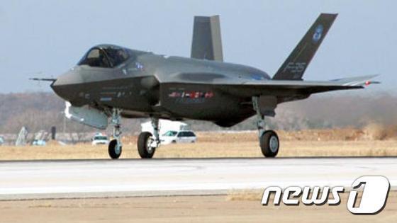 본문 이미지 - 미국 해군의 F-35C 전투기 ⓒAFP=News1