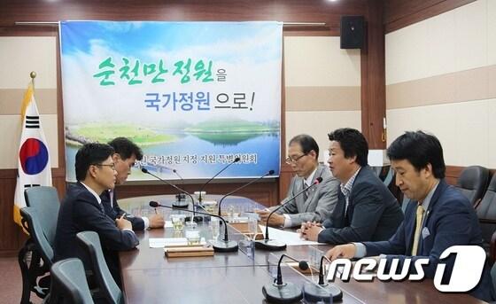 본문 이미지 - 지난 26일 김광진 국회의원과 김병권 순천시의회 의장을 비롯한 순천시의원들이 순천만정원 국가정원 지정을 위한 간담회를 갖고있다.(사진=순천시의회) ⓒ News1 서순규 기자