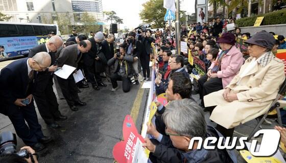 본문 이미지 - 한일친선선교협력회 오야마 레이지 회장을 비롯한 회원들이 29일 오후 서울 종로구 중학동 일본대사관 앞에서 열린 일본군 '위안부' 문제 해결을 위한 제1150차 정기 수요시위에서 피해자 할머니들께 사죄하고 있다. 2014.10.29/뉴스1 ⓒ News1 안은나 기자