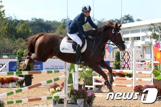 본문 이미지 - 인천 드림파크 근대5종 펜싱경기장에서 열린 2014 인천아시안게임 근대5종 남자부 승마에 출전한 한국 대표팀 황우진이 경기를 펼치고 있다. 2014.10.3/뉴스1 ⓒ News1 한재호 기자