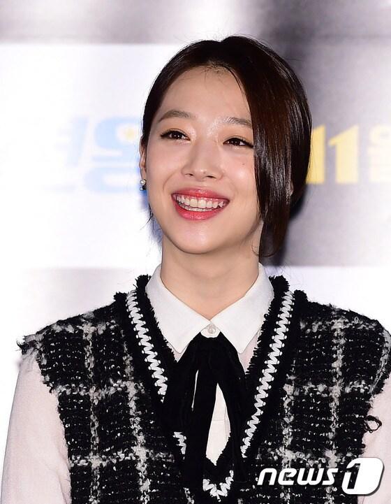 본문 이미지 - 활동 중단했던 배우 설리가 31일 오후 서울 왕십리CGV에서 열린 영화 ‘패션왕’(감독 오기환) 언론 시사회에 참석해 미소를 짓고 있다. ⓒ News1