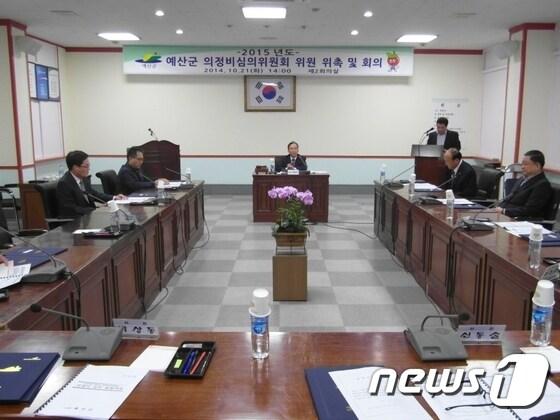 본문 이미지 - 지난 21일 진행된 1차 의정비 심의위원회 회의 장면ⓒ News1 2014.10.31/뉴스1 ⓒ News1