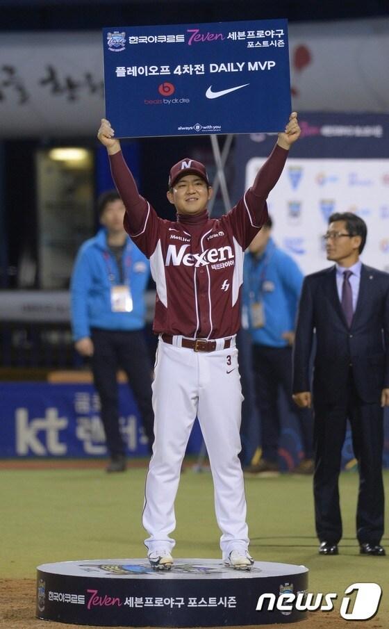 본문 이미지 - 31일 오후 서울 잠실 야구장에서 열린 '2014 한국야쿠르트 세븐 프로야구` 포스트시즌 플레이오프 4차전 LG트윈스와 넥센히어로즈의 경기에서 넥센이 12대2로 승리를 거두며 한국시리즈에 진출했다. 김민성이 4차전 MVP를 수상하고 있다. 2014.10.31/뉴스1 ⓒ News1 이동원 기자