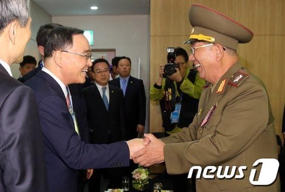 본문 이미지 - 정홍원 국무총리가 4일 인천아시아드주경기장에서 열린 2014 인천 아시안게임 폐막식에 앞서 인천을 찾은 황병서 북한군 총정치국장(오른쪽) 등과 악수하고 있다. (사진공동취재단) 2014.10.4/뉴스1 ⓒ News1