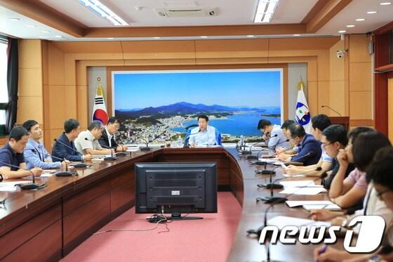 본문 이미지 - 전남 완도군이 지난달 말 상황실에서 이준수 부군수 주재로 개최한 &acute;2015년 희망 완도 만들기&acute; 신규시책 보고회 모습./사진제공=완도군ⓒ News1