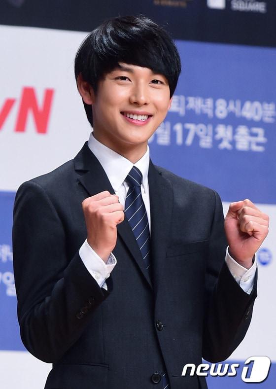 본문 이미지 - 배우 임시완이 6일 오후 서울 강남구 삼성동 코엑스에서 열린 tvN 새 드라마 "미생" 제작발표회에 참석해 포즈를 취하고 있다. ⓒ News1