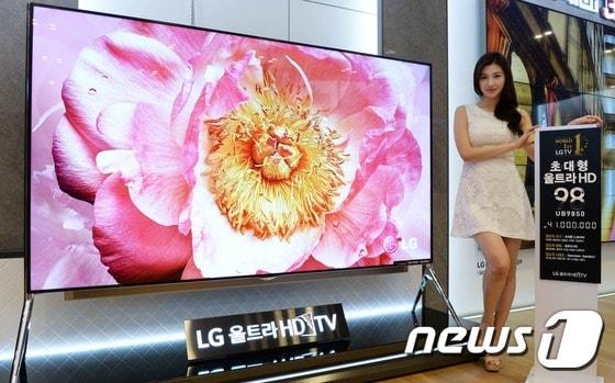 본문 이미지 - LG전자가 최근 출시한  98인치 울트라HD TV. 크기 표기를 98'형'으로 해 홍보를 했다. (LG전자 제공) 2014.10.7/뉴스1 ⓒ News1 