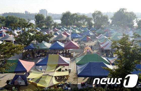 본문 이미지 - 한글날인 9일 오후 서울 한강공원 난지캠핑장에서 시민들이 연휴를 즐기고 있다. 2014.10.9/뉴스1 ⓒ News1 안은나 기자