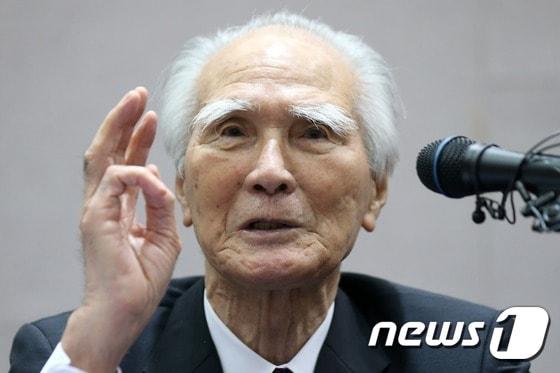 본문 이미지 - 무라야마 도미이치 전 일본 총리가 9일 서울 숭실대학교 베어드홀에서 열린 명예정치박사 학위수여식에 앞서 기자회견을 열고 취재진의 질문에 답하고 있다. 2014.10.9/뉴스1 ⓒ News1 한재호 기자