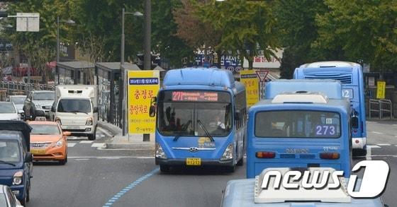 본문 이미지 - 1일 오전  서울 충정로 중앙버스전용차로에 버스가 오가고 있다.  2014.11.1/뉴스1 / (서울=뉴스1) 양동욱 기자 ⓒ News1
