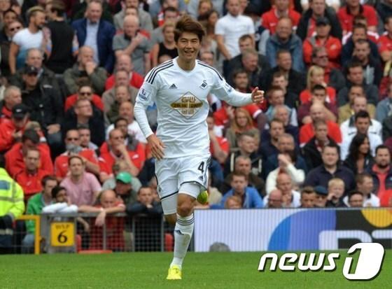 본문 이미지 - 스완지의 기성용이 10일 새벽(한국시간) 영국 스완지의 리버티 스타디움에서 열린 아스널과의 2014/15 잉글랜드 프리미어리그 11라운드에서 90분 풀타임을 소화하며 팀의 2-1 승리를 안겼다. ⓒ News1