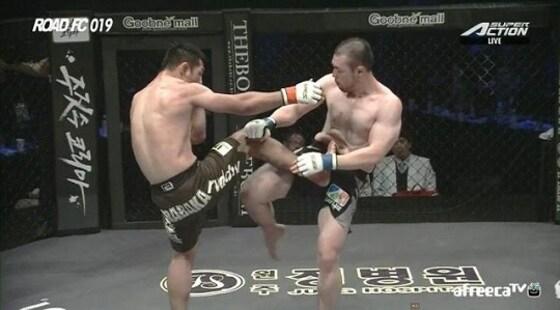 본문 이미지 - 이둘희 선수가 경기 도중 급소를 맞고 병원으로 이송됐다. ⓒ News1