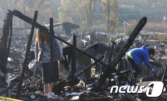 본문 이미지 - 10일 서울 강남구 개포동 구룡마을 화재현장에서 이재민들이 불탄 집 앞에서 쓸만한 물건을 찾아보고 있다. ⓒ News1 송원영 기자