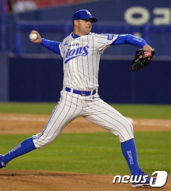 본문 이미지 - 지난해까지 삼성 라이온즈에서 활약했던 릭 밴덴헐크(30·소프트뱅크 호크스)가 22일 니혼햄 파이터스전에서 7이닝 동안 5피안타 1볼넷 13탈삼진의 위력투를 펼쳐 시즌 2승을 따냈다. ⓒ News1 이동원 기자